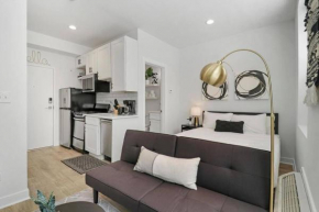 Nice & Comfy Uptown Studio Apt near Shops & Dining